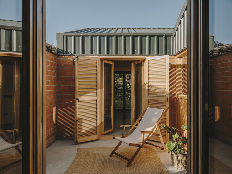  Houses in Spain: Mobile Wooden Enclosures for Sun Protection - Featured Image