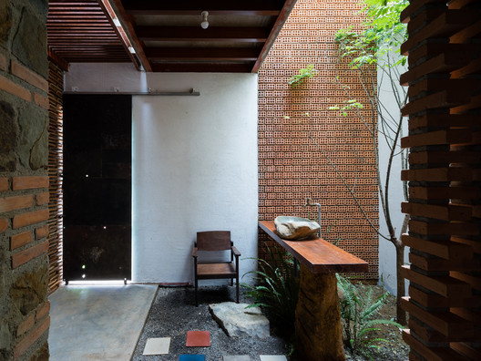 Uncle's House / 3 Atelier - Table, Brick, Beam