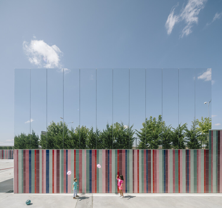 Dynamic Building Façades: Flexibility and Adaptability in Architecture - Featured Image