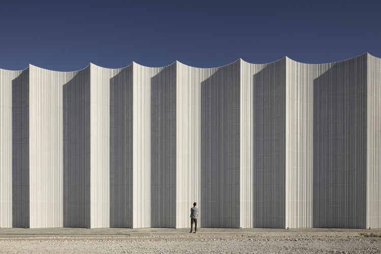 From Thin Veils to Thick Barriers: Exploring Different Widths in Architectural Envelopes - Featured Image
