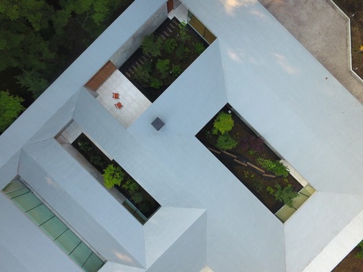 IT IS A GARDEN / ASSISTANT - Image 9 of 35