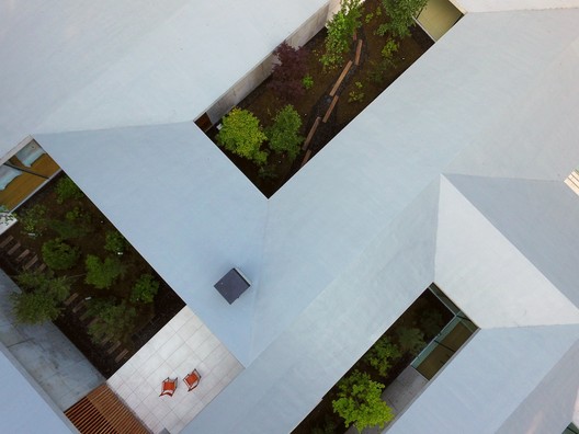 IT IS A GARDEN / ASSISTANT - Image 26 of 35