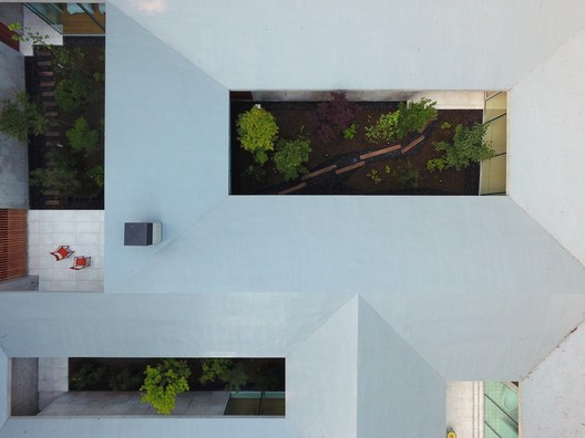 IT IS A GARDEN / ASSISTANT - Image 5 of 35